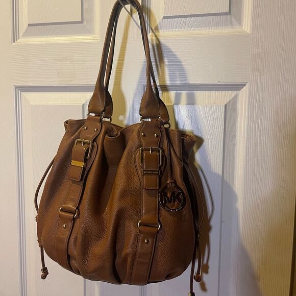 Michael Kors Brown Leather Medium bucket style shoulder bag gold tone Hardwares.